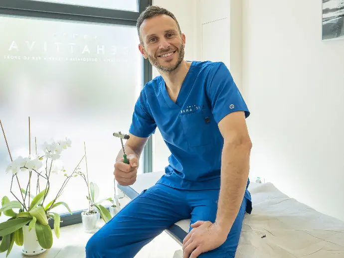 Mirco Leoni da il benvenuto al paziente nella sua clinica di Genzano di Roma Mirco Leoni Osteopata e Fisioterapista